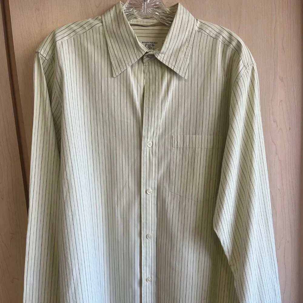 Banana Republic Button Up Shirt Mens Large Lt Green L/S‎ Classic Fit Garment Dye